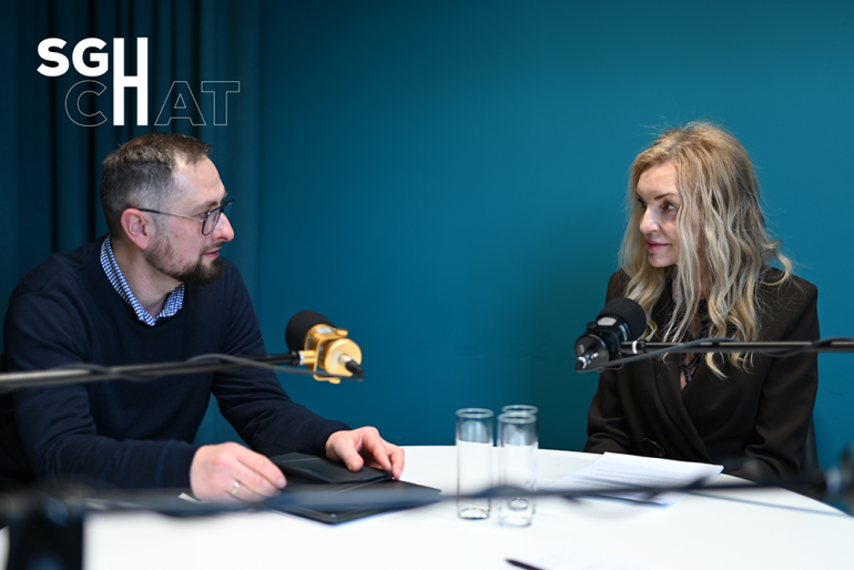 kobieta i mężczyzna w studiu podcastów