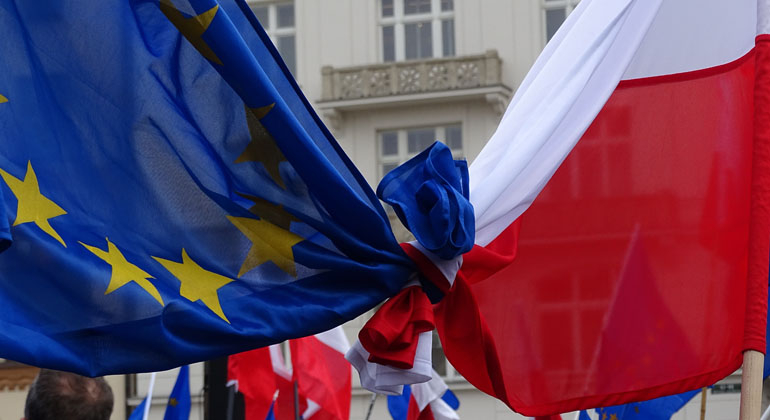 flaga Unii Europejskiei i flaga Polski związane