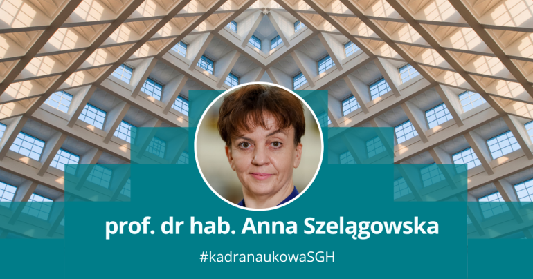 twarz kobiety na tle dachu auli spadochronowej