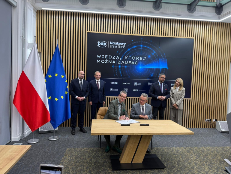 kilka osób przy podpisaniu dokumentów