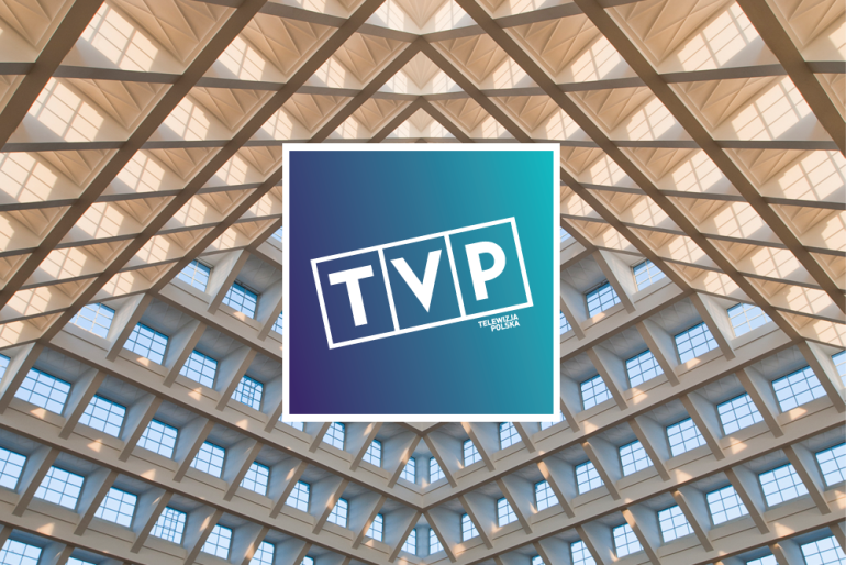 na tle piramidy Auli Spadochronowej logo TVP