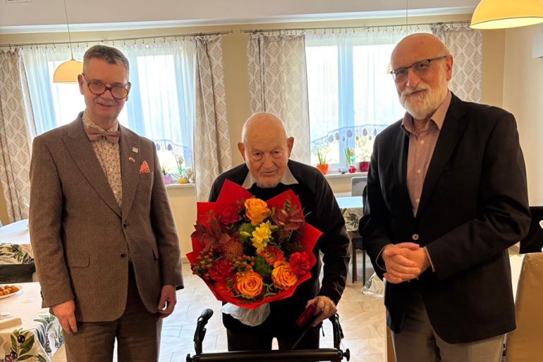 na zdjęciu trzech mężczyzn