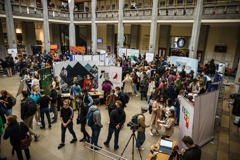 Aula Spadochronowa w SGH wypełniona studentami