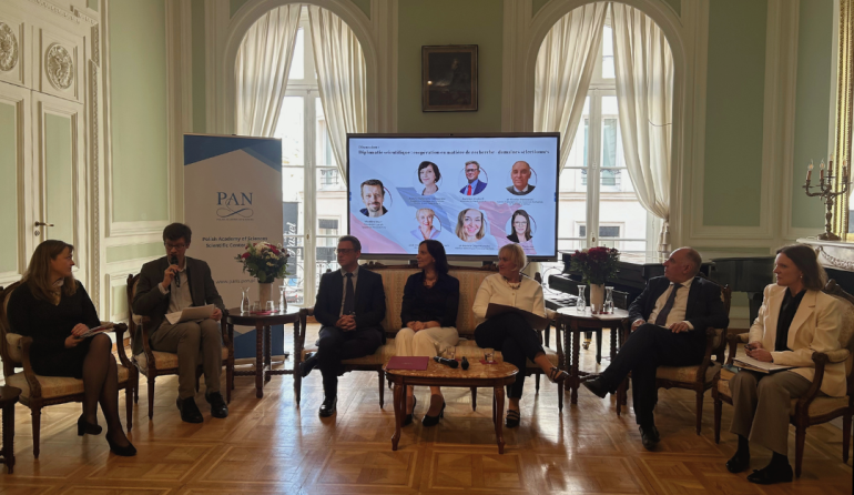 kilka osób dyskutuje na panelu