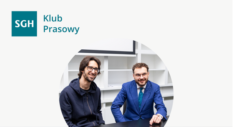 zdjęcie dwóch młodych mężczyzn na tle białego regału, w tle napis i logo Klub Prasowy SGH