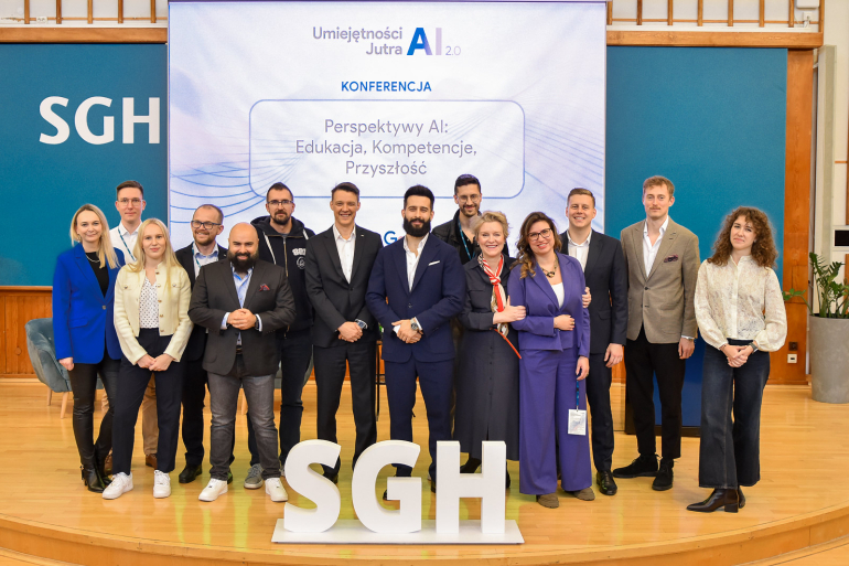 zdjęcie kilkunastu osób na scenie