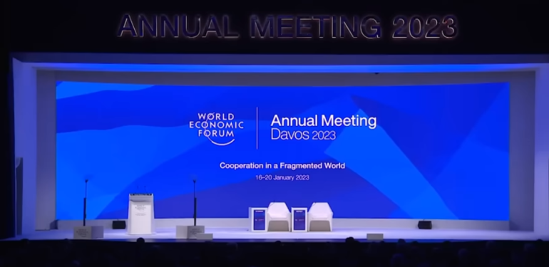 scena Światowego Forum Ekonomicznego w Davos; z tyłu na ekranie wyświetlone są informacje dotyczące forum, któe odbyło się w dniach 16-20 stycznia 2023 r.