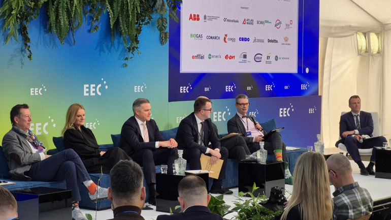 kilka osób siedzi na scenie podczas panelu 