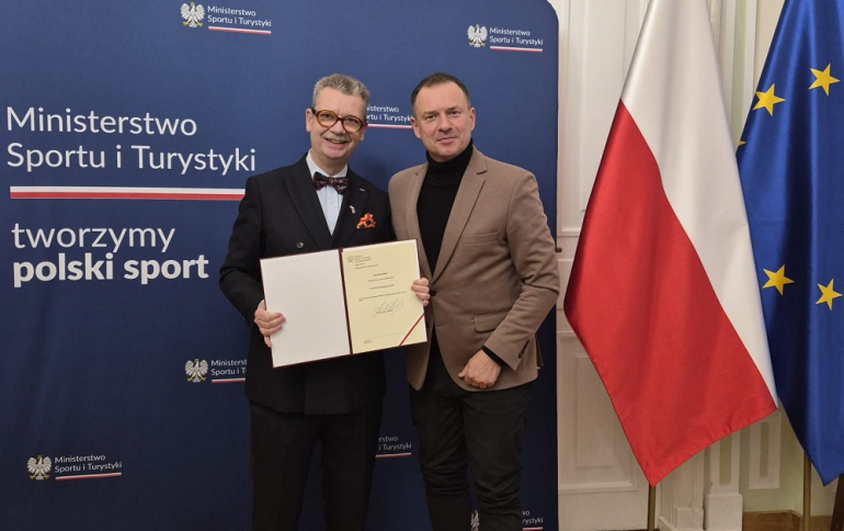 na zdjęciu dwóch panów trzymających dokument 