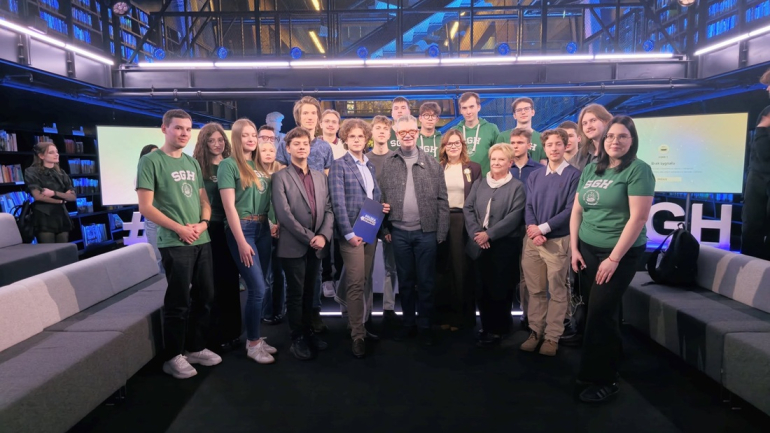 zdjęcie grupowe młodych osób w zaaranżowanym studiu telewizyjnym