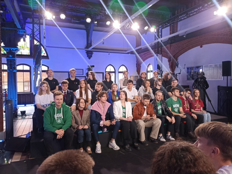 grupa studentów w studiu telewizyjnym