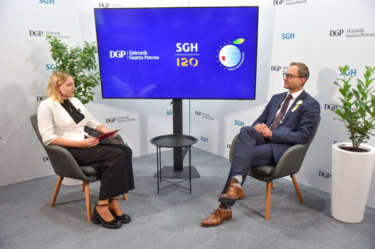 Dwie osoby rozmawiające w studiu SGH-DGP