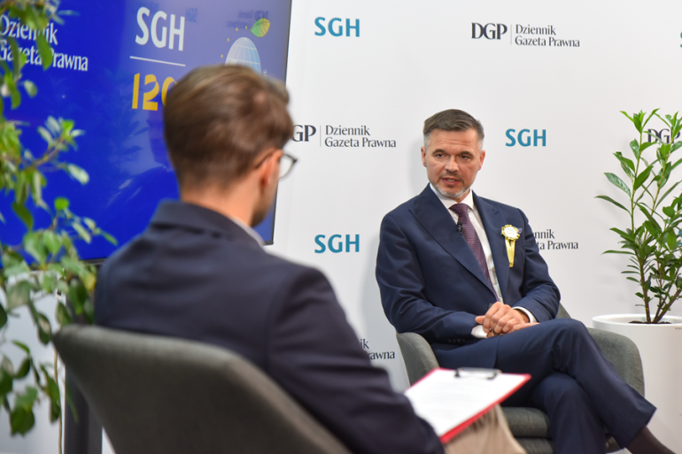dwóch mężczyzn siedzi w studiu TV