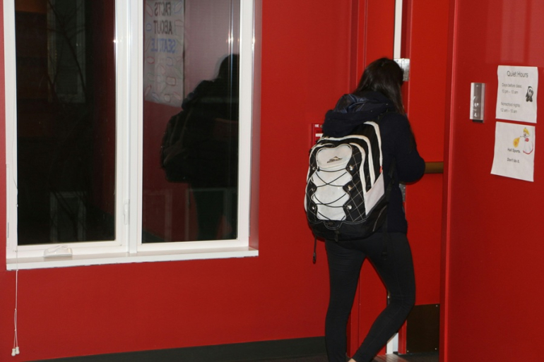 student przy wejściu do akademika