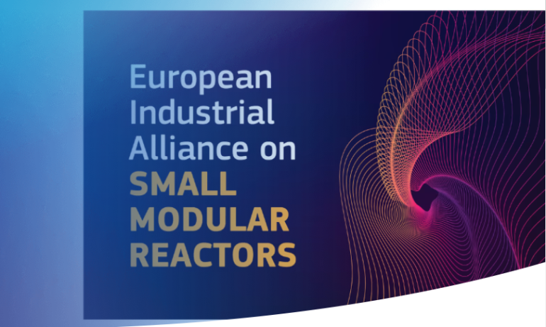 grafika na granatowo-niebieskim tle napis: european Industrial Alliance on SMALL MODULAR REACTORS