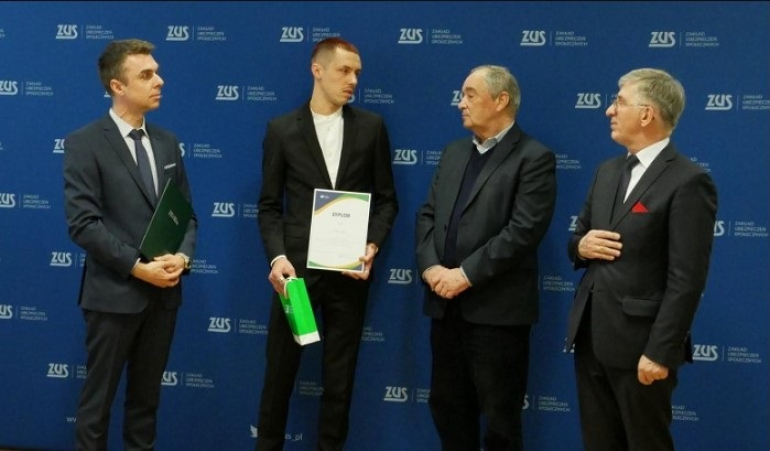 czterech mężczyzn stoi na tle ścianki ZUS