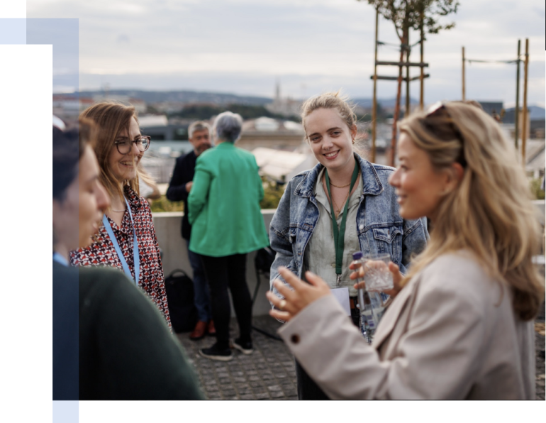 grupa młodych kobiet dyskutuje