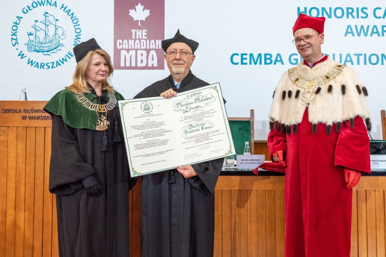 wręczanie dyplomu doctora honoris causa na auli w uczelni