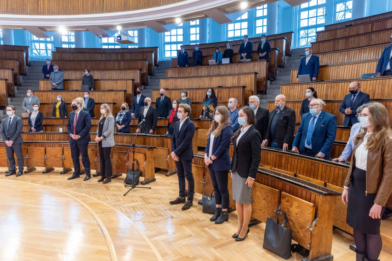 senatorzy i nowi nauczyciele akademiccy podczas ślubowania na auli