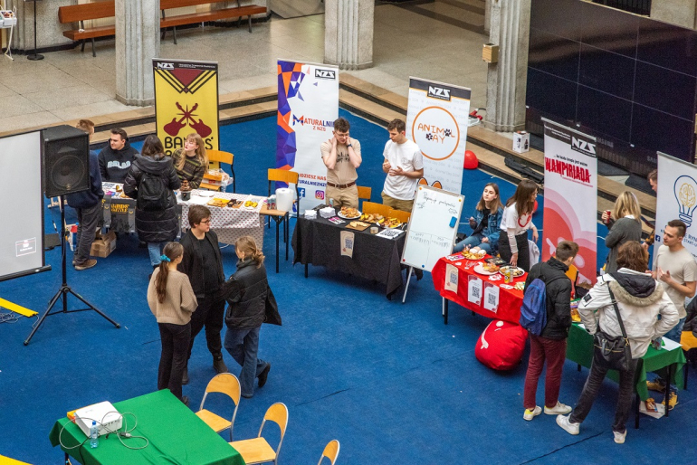 Pomieszczenie zamknięte, studenci organizują wydarzenia