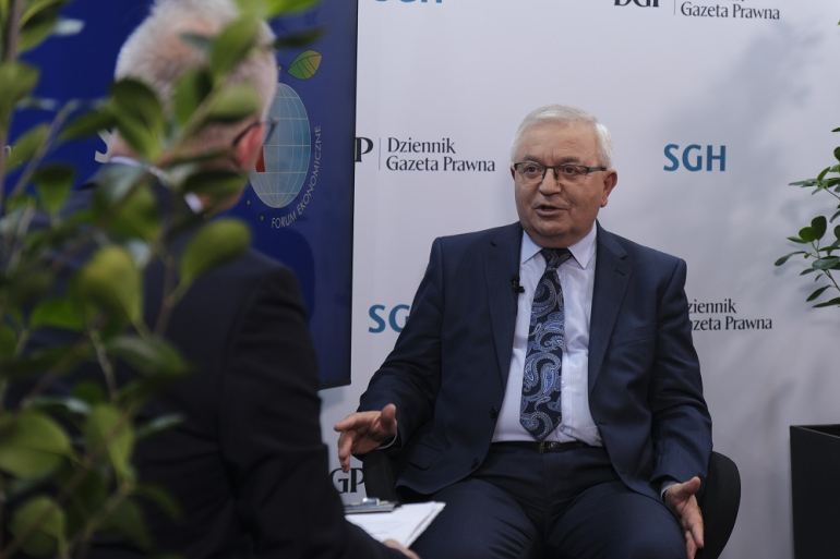 Na zdjęciu mężczyzna rozmawiający z dziennikarzem