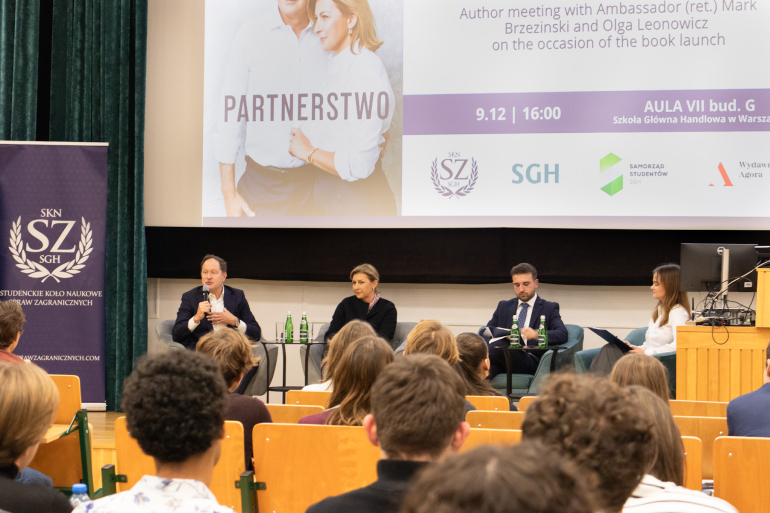 kilka osób rozmawia na panelu na uczelni