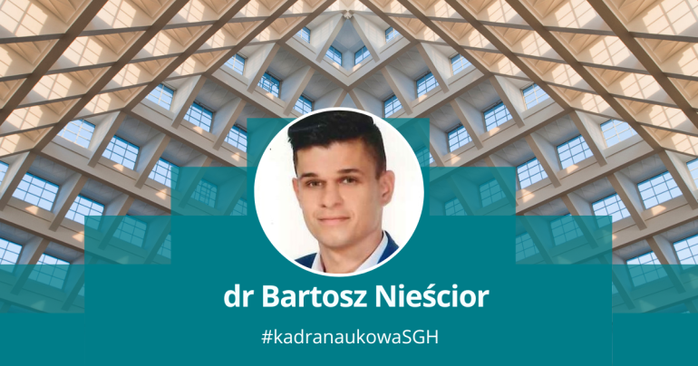 zdjęcie dr. Bartosza na tle dachu auli spadochronowej 