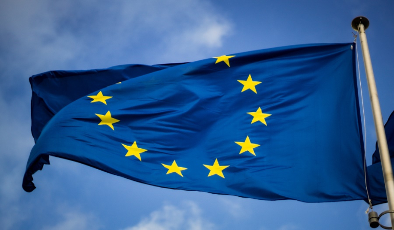 flaga UE na tle nieba