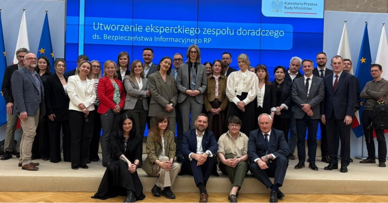 na pozowanym zdjęciu członkowie zespołu doradczego