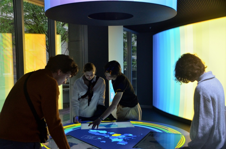 trzy osoby nad podświetloną mapą