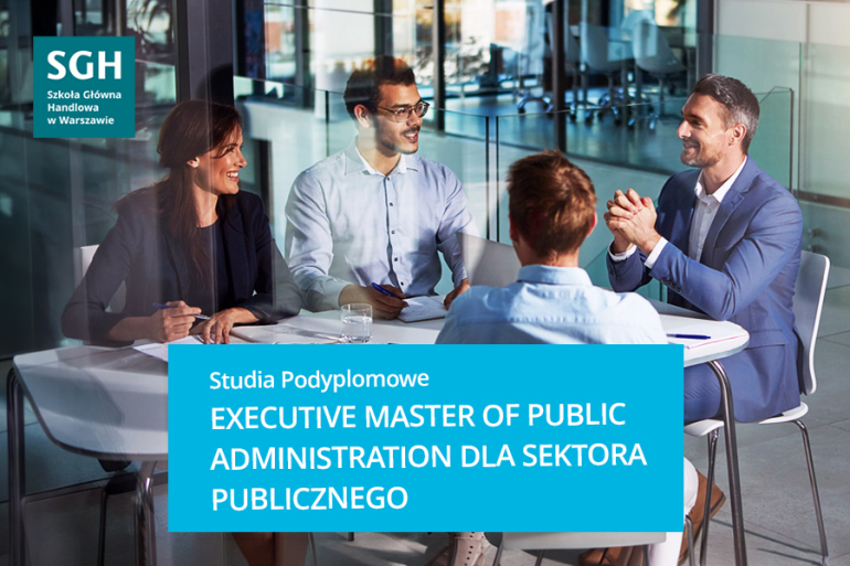 grafika: na zdjęciu czterech mężczyzn i na niebieskim prostokącie napis: studia podyplomowe Master of Public Administration dla sektora publicznego
