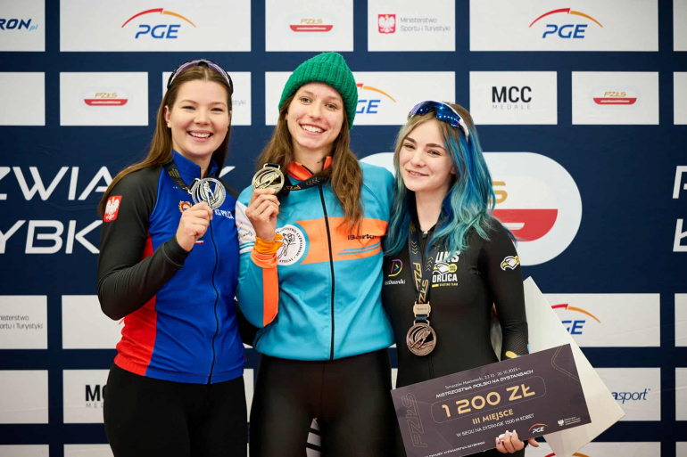 na zdjęciu trzy kobiety trzymające medale