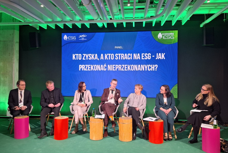 kilka osób dyskutuje podczas panelu na kongresie