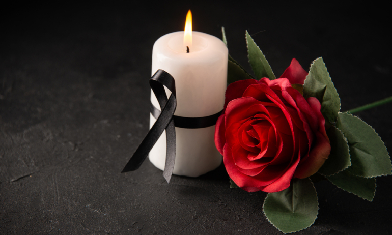 płonąca świeca z czerwoną różą
