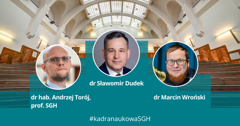 na zdjęciu na tle auli I trzy twarze mężczyzn z podpisami 