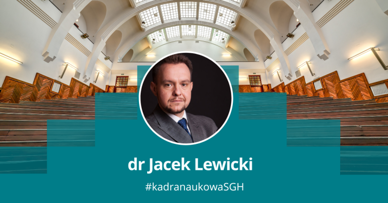 grafika przedstawiająca zdjęcie mężczyzny w okrągłęj ramce na tle wnętrza uczelnianej auli, pod spodem napis: dr Jacek Lewicki # kadranaukowa