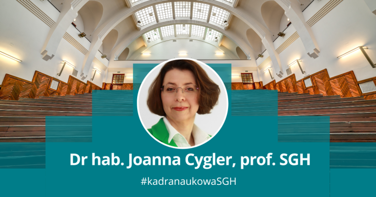 grafika przedstawiająca twarz kobiety w okrągłej ramce na tle uczelnianej auli; napis: dr hab. Joanna Cygler, prof. SGH #kadranaukowa