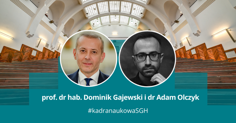 na zdjęciu na tle auli dwie głowy mężczyzn