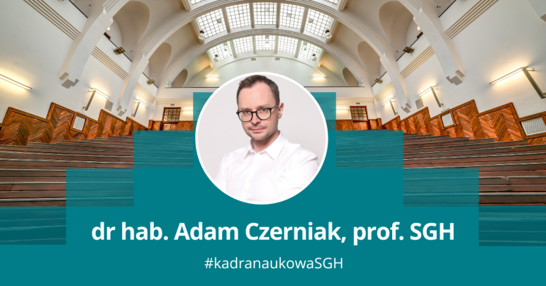 grafika przedstawiająca zdjęcie mężczyzny w okągłęj ramce na tle jednej z uczelnianych auli; podpis: dr hab. Adam Czerniak, prof. SGH #kadranaukowaSGH