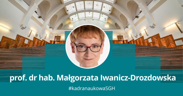 grafika przedstawiająca zdjęcie kobiety w okągłęj ramce na tle jednej z uczelnianych auli; podpis prof. dr hab. Małgorzata iwanicz-Drozdowska, #kadranaukowaSGH