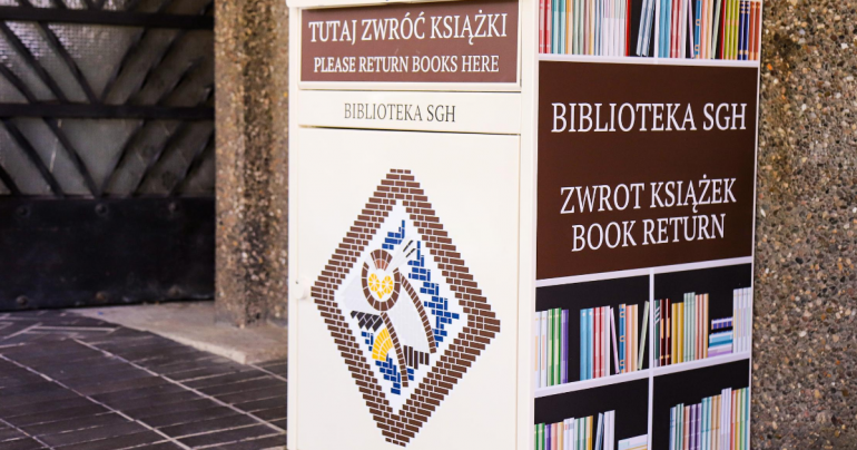 Wrzutnia na książki stojąca przy drzwiach do wejścia głównego Biblioteki SGH