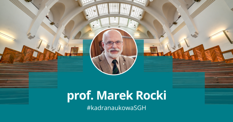 grafika przedstawiająca zdjęcie mężczyzny w okągłęj ramce na tle jednej z uczelnianych auli; podpis prof. Marek Rocki, #kadranaukowaSGH