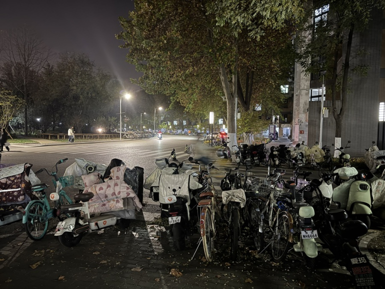 kilkanaście zaparkowanych rowerów