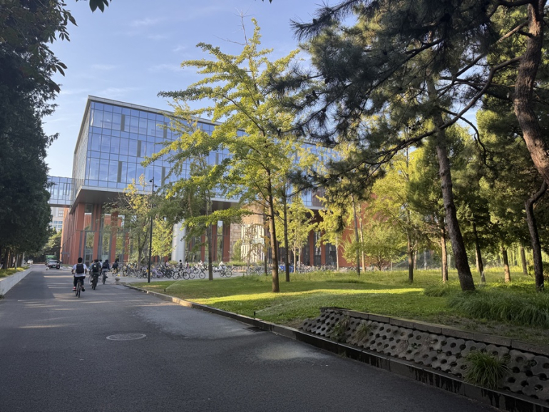 widok budynku uniwersytetu