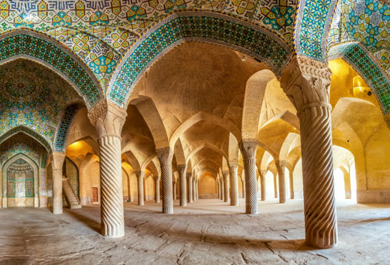 wnętrze arkad najprawdopodobniej meczetu; sklepienie w mozaikę, kolumny i posadzka z kamienia