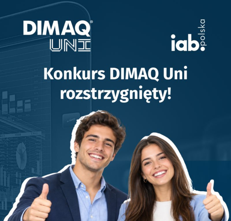 na granatowej grafice dwoje ludzi z podniesionymi do góry kciukami