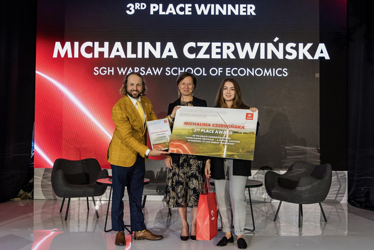 na zdjęciu laureatka konkursu i wręczający dyplom