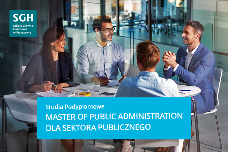 grafika: na zdjęciu czterech mężczyzn i na niebieskim prostokącie napis: studia podyplomowe Master of Public Administration dla sektora publicznego
