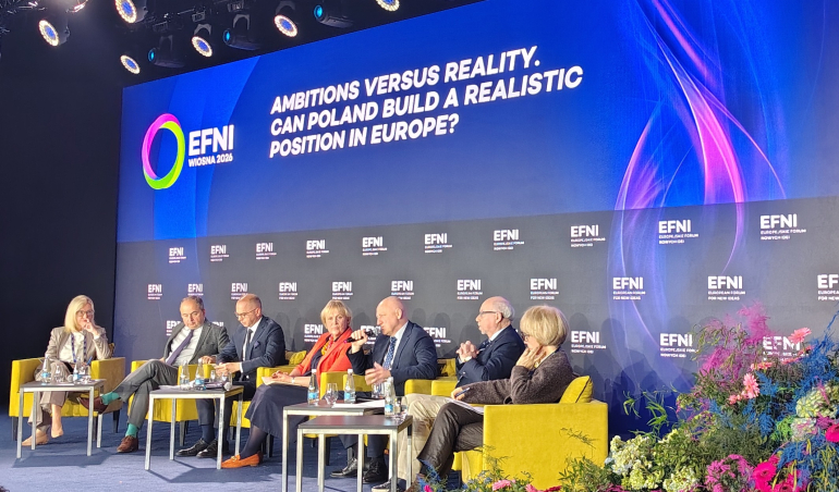 zdjęcie panelistów rozmawiających na kongresie