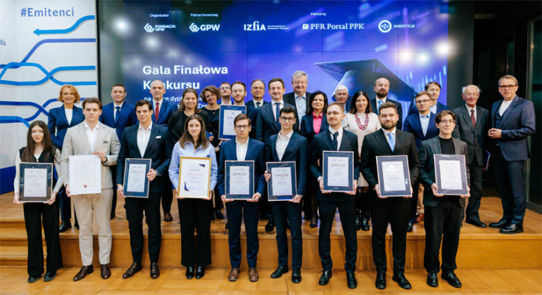 laureaci konkursu stoją na scenie